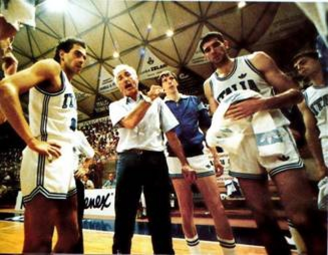 Nazionale marschile 1990: Un timeout del Coach Gamba. Si riconoscono Brunamonti, Magnifico e Costa.